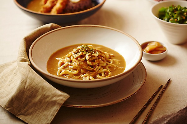 포토 JPG 스튜디오촬영 그릇 젓가락 반찬 실내 사람없음 천 일본음식 카레우동 베이지색배경 국내포토 식기 음식 백그라운드 수저 내부 직물 우동 베이지색 파일형식