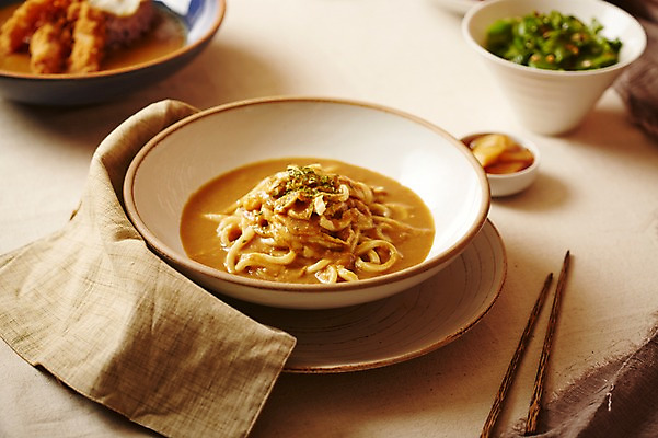 포토 JPG 스튜디오촬영 그릇 젓가락 반찬 실내 사람없음 아웃포커스 천 일본음식 카레우동 베이지색배경 국내포토 식기 음식 백그라운드 촬영기법 수저 내부 직물 우동 베이지색 파일형식