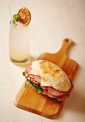 포토 JPG 스튜디오촬영 음료 음식 잔 도마 서양음식 실내 샌드위치 사람없음 하이앵글 햄치즈샌드위치 플랫레이 국내포토 식기 뷰포인트 주방용품 내부 플랫 파일형식