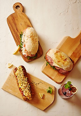 포토 JPG 스튜디오촬영 음료 음식 잔 도마 서양음식 실내 사람없음 하이앵글 핫도그 햄치즈샌드위치 게살샌드위치 플랫레이 국내포토 식기 뷰포인트 주방용품 패스트푸드 샌드위치 내부 플랫 파일형식