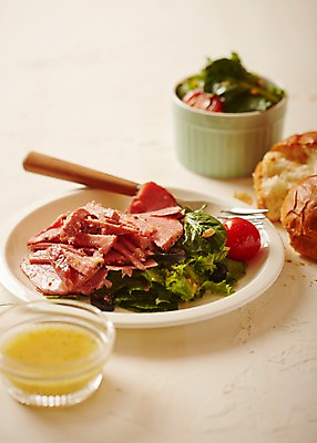 포토 JPG 스튜디오촬영 접시 음식 빵 포크 서양음식 실내 사람없음 샐러드 소스 햄토마토샐러드 국내포토 식기 내부 양념 파일형식