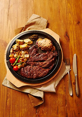 포토 JPG 스튜디오촬영 접시 음식 포크 서양음식 실내 스테이크 사람없음 목재 하이앵글 나이프 천 철판 플랫레이 국내포토 나무 식기 뷰포인트 재료 내부 직물 플랫 칼 파일형식