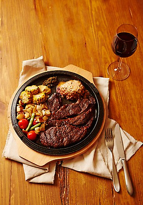 포토 JPG 스튜디오촬영 접시 음식 포크 와인잔 서양음식 실내 스테이크 사람없음 목재 하이앵글 와인 나이프 천 철판 플랫레이 국내포토 나무 식기 뷰포인트 술잔 재료 주류 내부 직물 플랫 칼 파일형식