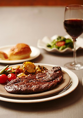 포토 JPG 스튜디오촬영 접시 음식 빵 와인잔 서양음식 실내 스테이크 사람없음 와인 샐러드 국내포토 식기 술잔 주류 내부 파일형식