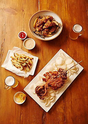 포토 JPG 스튜디오촬영 접시 음식 맥주 생맥주 실내 사람없음 목재 치킨 튀김 감자튀김 소스 칩 케첩 안주 맥주잔 기름종이 오징어구이 치맥 국내포토 나무 식기 종이 술잔 재료 디저트 감자 주류 내부 양념 소스_음식 구이 닭고기요리 파일형식