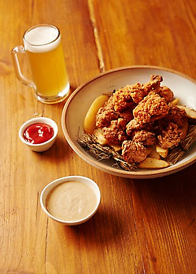 포토 JPG 스튜디오촬영 접시 음식 맥주 생맥주 실내 사람없음 목재 치킨 감자튀김 소스 케첩 안주 맥주잔 치맥 국내포토 나무 식기 술잔 재료 감자 주류 내부 튀김 양념 소스_음식 닭고기요리 파일형식