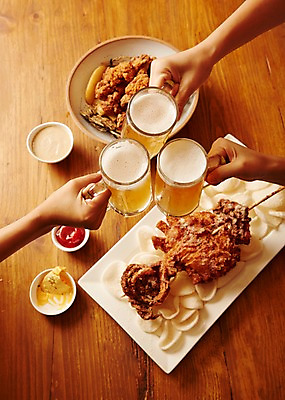 포토 JPG 스튜디오촬영 접시 손 음식 맥주 생맥주 실내 들기 사람 목재 신체부위 세명 치킨 소스 칩 안주 건배 맥주잔 오징어구이 치맥 국내포토 나무 식기 술잔 재료 모션 디저트 주류 내부 양념 구이 닭고기요리 파일형식