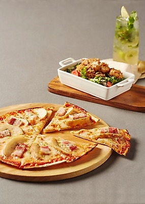 포토 JPG 스튜디오촬영 그릇 음료 음식 잔 도마 서양음식 실내 사람없음 치킨샐러드 포테이토피자 국내포토 식기 주방용품 피자 내부 샐러드 파일형식