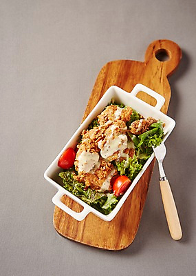 포토 JPG 스튜디오촬영 그릇 음식 포크 도마 서양음식 실내 사람없음 샐러드 치킨샐러드 국내포토 식기 주방용품 내부 파일형식