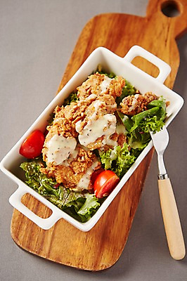 포토 JPG 스튜디오촬영 그릇 음식 포크 도마 서양음식 실내 사람없음 샐러드 치킨샐러드 국내포토 식기 주방용품 내부 파일형식