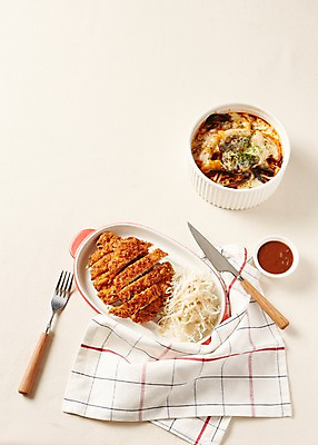 포토 JPG 스튜디오촬영 그릇 접시 한식 음식 포크 실내 사람없음 소스 나이프 돈가스 케첩 분식 천 종지 해물떡볶이 일본음식 국내포토 식기 내부 직물 양념 소스_음식 칼 커틀릿 떡볶이 파일형식