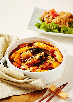 포토 JPG 스튜디오촬영 그릇 한식 음식 젓가락 실내 사람없음 천 수저받침대 해물떡볶이 국내포토 식기 수저 내부 직물 떡볶이 받침대 파일형식