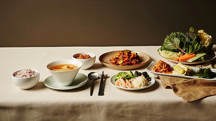 포토 JPG 스튜디오촬영 접시 한식 음식 식탁 반찬 실내 사람없음 식탁보 국그릇 상차림 천 국 밥그릇 한정식 쌈채소 잡곡밥 제육볶음 갈색배경 국내포토 그릇 식기 백그라운드 채소 탁자 밥 내부 갈색 직물 정식 파일형식