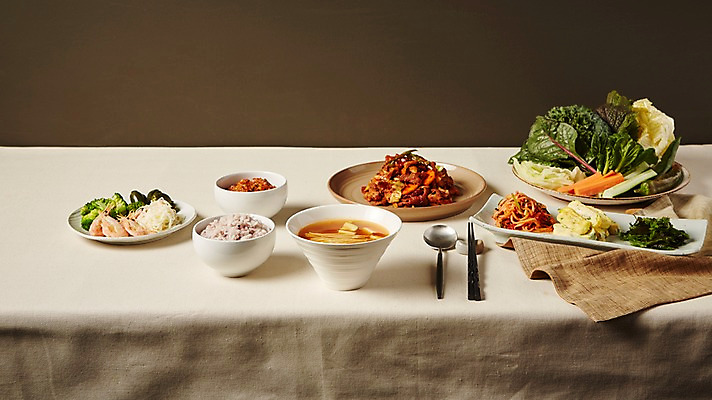 포토 JPG 스튜디오촬영 접시 한식 음식 식탁 반찬 실내 사람없음 식탁보 국그릇 상차림 천 국 밥그릇 한정식 쌈채소 잡곡밥 제육볶음 갈색배경 국내포토 그릇 식기 백그라운드 채소 탁자 밥 내부 갈색 직물 정식 파일형식