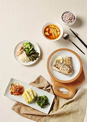 포토 JPG 스튜디오촬영 접시 한식 젓가락 반찬 실내 사람없음 하이앵글 숟가락 국그릇 상차림 천 흰배경 국 나물 밥그릇 계란말이 갈치구이 무생채 수저받침대 잡곡밥 플랫레이 국내포토 그릇 식기 음식 뷰포인트 백그라운드 채소 밥 수저 내부 흰색 직물 플랫 계란요리 받침대 생선구이 파일형식