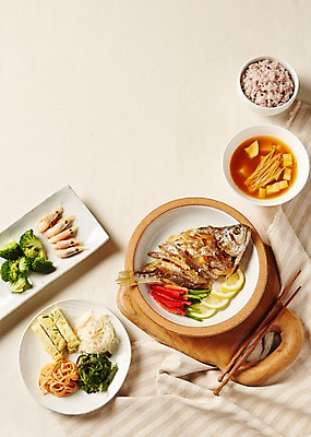 포토 JPG 스튜디오촬영 접시 한식 젓가락 반찬 새우 실내 사람없음 하이앵글 국그릇 브로콜리 천 국 나물 생선구이 밥그릇 계란말이 굴비 무생채 잡곡밥 베이지색배경 플랫레이 국내포토 그릇 식기 음식 뷰포인트 백그라운드 채소 밥 수저 갑각류 어류 내부 직물 플랫 계란요리 구이 생선요리 베이지색 파일형식