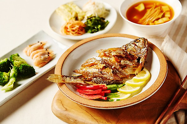 포토 JPG 스튜디오촬영 접시 한식 젓가락 반찬 새우 실내 사람없음 국그릇 브로콜리 천 국 나물 생선구이 굴비 국내포토 그릇 식기 음식 채소 수저 갑각류 어류 내부 직물 구이 생선요리 파일형식