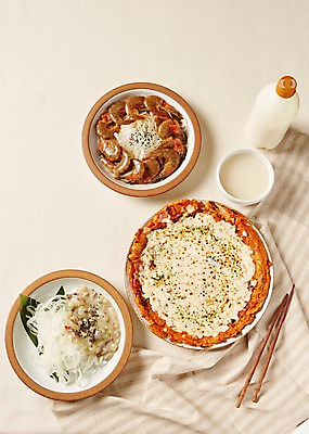 포토 JPG 스튜디오촬영 접시 한식 음식 술잔 젓가락 치즈 실내 사람없음 하이앵글 천 막걸리 김치전 일본음식 간장새우 타코와사비 플랫레이 국내포토 식기 뷰포인트 잔 유제품 주류 수저 내부 직물 플랫 전 파일형식