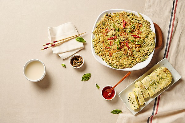 포토 JPG 스튜디오촬영 접시 음식 술잔 젓가락 실내 사람없음 하이앵글 소스 케첩 천 안주 간장 종지 막걸리 나무숟가락 계란말이 파전 플랫레이 국내포토 그릇 식기 뷰포인트 잔 주류 수저 내부 숟가락 직물 양념 소스_음식 플랫 계란요리 부침개 파일형식