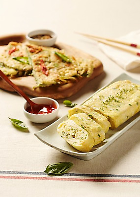 포토 JPG 스튜디오촬영 접시 음식 실내 사람없음 소스 케첩 안주 종지 나무숟가락 계란말이 파전 국내포토 그릇 식기 내부 숟가락 양념 소스_음식 계란요리 부침개 파일형식