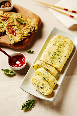 포토 JPG 스튜디오촬영 접시 음식 실내 사람없음 하이앵글 소스 케첩 안주 종지 나무숟가락 계란말이 파전 플랫레이 국내포토 그릇 식기 뷰포인트 내부 숟가락 양념 소스_음식 플랫 계란요리 부침개 파일형식