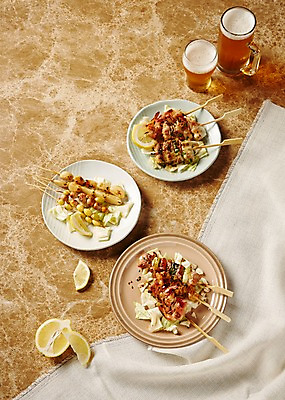 포토 JPG 스튜디오촬영 접시 음식 맥주 생맥주 실내 사람없음 하이앵글 꼬치 천 레몬 안주 대리석 맥주잔 닭꼬치 베이컨꼬치 은행꼬치 마늘꼬치 플랫레이 국내포토 식기 뷰포인트 술잔 과일 재료 주류 내부 닭고기 직물 플랫 파일형식