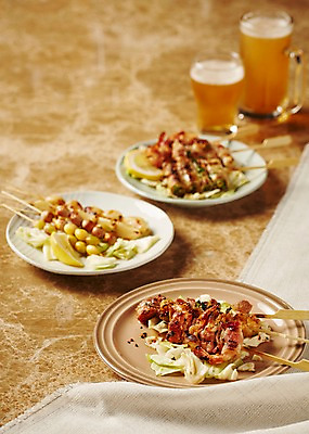 포토 JPG 스튜디오촬영 접시 음식 맥주 생맥주 실내 사람없음 꼬치 천 안주 대리석 맥주잔 닭꼬치 베이컨꼬치 은행꼬치 마늘꼬치 국내포토 식기 술잔 재료 주류 내부 닭고기 직물 파일형식