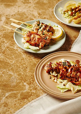 포토 JPG 스튜디오촬영 접시 음식 실내 사람없음 꼬치 천 안주 대리석 닭꼬치 베이컨꼬치 국내포토 식기 재료 내부 닭고기 직물 파일형식