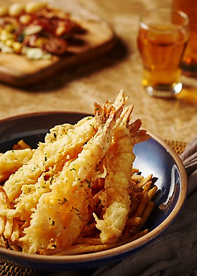 포토 JPG 스튜디오촬영 접시 음식 맥주 생맥주 실내 사람없음 아웃포커스 안주 맥주잔 왕새우튀김 국내포토 식기 술잔 주류 촬영기법 내부 새우튀김 파일형식