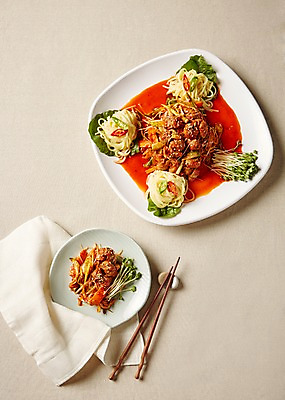 포토 JPG 스튜디오촬영 접시 한식 음식 젓가락 실내 사람없음 하이앵글 천 골뱅이소면 수저받침대 플랫레이 국내포토 식기 뷰포인트 수저 내부 직물 플랫 받침대 소면 파일형식