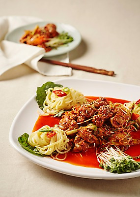 포토 JPG 스튜디오촬영 접시 한식 음식 젓가락 실내 사람없음 천 골뱅이소면 국내포토 식기 수저 내부 직물 소면 파일형식