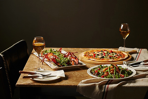 포토 JPG 스튜디오촬영 접시 음식 포크 의자 식탁 검은배경 도마 서양음식 실내 사람없음 나이프 샴페인 천 냅킨 샴페인잔 대리석 랍스터구이 베이컨토마토피자 새우버터구이 국내포토 식기 가구 백그라운드 술잔 재료 탁자 주방용품 주류 피자 내부 검은색 직물 칼 구이 파일형식