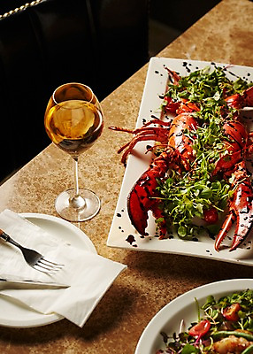 포토 JPG 스튜디오촬영 접시 음식 포크 식탁 서양음식 실내 사람없음 나이프 샴페인 냅킨 샴페인잔 대리석 랍스터구이 새우버터구이 국내포토 식기 술잔 재료 탁자 주류 내부 칼 구이 파일형식