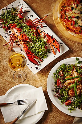 포토 JPG 스튜디오촬영 접시 음식 포크 식탁 도마 서양음식 실내 사람없음 나이프 샴페인 냅킨 샴페인잔 대리석 랍스터구이 베이컨토마토피자 새우버터구이 국내포토 식기 술잔 재료 탁자 주방용품 주류 피자 내부 칼 구이 파일형식