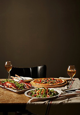 포토 JPG 스튜디오촬영 접시 음식 포크 의자 식탁 검은배경 서양음식 실내 사람없음 나이프 샴페인 천 샴페인잔 대리석 랍스터구이 베이컨토마토피자 새우버터구이 국내포토 식기 가구 백그라운드 술잔 재료 탁자 주류 피자 내부 검은색 직물 칼 구이 파일형식