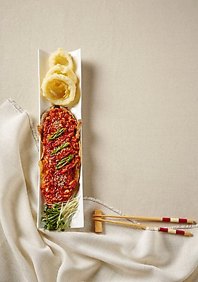 포토 JPG 스튜디오촬영 접시 한식 음식 젓가락 실내 사람없음 하이앵글 천 무순 양파링 수저받침대 코다리 플랫레이 국내포토 식기 뷰포인트 수저 어류 내부 튀김 직물 플랫 받침대 새싹채소 파일형식