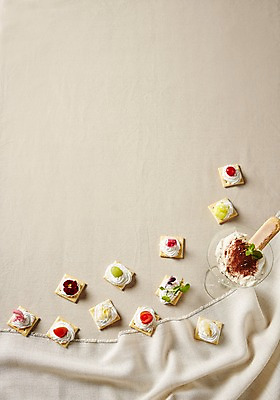 포토 JPG 스튜디오촬영 음식 백그라운드 아이스크림 디저트 실내 사람없음 하이앵글 천 카나페 티라미수아이스크림 핑거푸드 플랫레이 국내포토 뷰포인트 서양음식 내부 직물 플랫 티라미수 파일형식