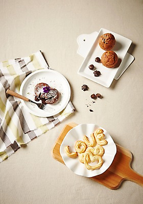 포토 JPG 스튜디오촬영 접시 음식 백그라운드 포크 디저트 도마 실내 사랑 사람없음 하이앵글 쿠키 초콜릿 하트 천 머핀 브라우니 플랫레이 국내포토 모양 식기 감정 빵 뷰포인트 주방용품 내부 직물 플랫 파일형식