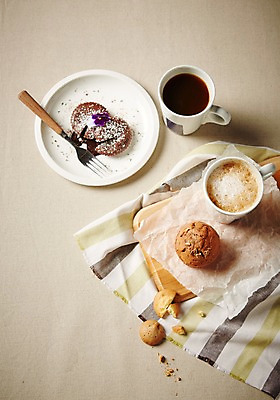 포토 JPG 스튜디오촬영 접시 종이 커피 음식 백그라운드 포크 디저트 도마 실내 사람없음 하이앵글 쿠키 머그컵 천 머핀 브라우니 플랫레이 국내포토 식기 음료 빵 뷰포인트 주방용품 내부 컵 직물 플랫 파일형식