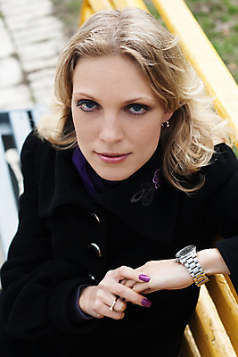 포토 JPG 해외이미지 공원 벤치 거리 따뜻함 표정 한명 사람 앉기 금발 노란색 검은색 코트 해외202004 해외포토 1 헤어스타일 공공시설 컬러 의자 모션 외투 파일형식 이미지허브