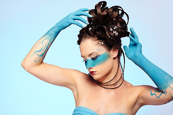 포토 JPG 해외이미지 백인 모델 헤어스타일 응시 여자 유럽 얼굴 손가락 한명 사람 파란색 유행 페인트 화장품 흰색 정상 바디페인팅 해외202004 해외포토 서양인 1 손 시선 나라 컬러 신체부위 뷰티 파일형식 이미지허브