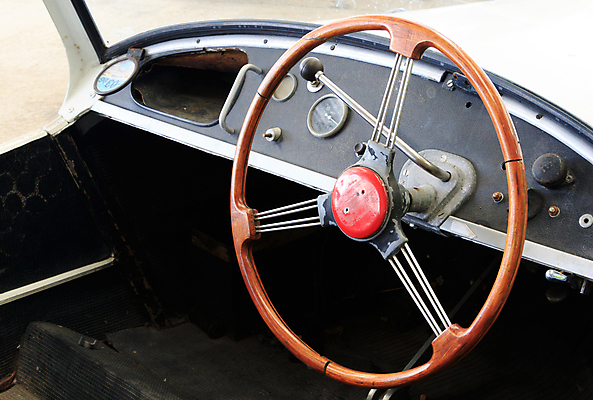 포토 JPG 해외이미지 모델 디자인 50대 교통시설 자동차 실내 사람없음 내부 빨간색 빛 금속 모니터 수확 골동품 바퀴 클래식 고급 닫기 그릴 60대 묘사 복고 쇼 위로 계기판 범퍼 복원 속도계 옛날 인기 자동 스타일 세련 해외202004 해외포토 노년 육상교통 컬러 중년 교통 컨셉 농업 모션 재질 주방용품 컴퓨터 시설 파일형식 이미지허브