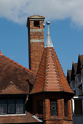 포토 JPG 해외이미지 구름 건축양식 창문 하늘 지붕 안내 사람없음 야외 건물 빨간색 파란색 탑 타일 해외202004 해외포토 자연요소 건축물 건축 컬러 파일형식 이미지허브