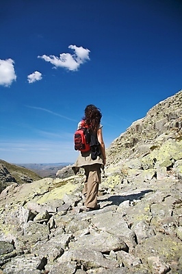 포토 JPG 해외이미지 구름 라이프스타일 여자 유럽 길 여행 가방 배낭 자연 휴가 산 한명 사람 야외 빨간색 계곡 산책 트래킹 재킷 하이킹 자유 바위 시골 스페인 모험가 팔 방법 선로 혼자 해외202004 해외포토 자연요소 1 잡화 나라 컬러 컨셉 레저 휴식 생활 신체부위 외투 돌_바위 생태계 파일형식 이미지허브