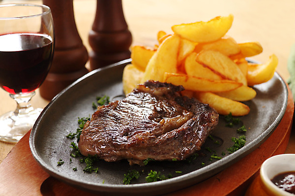 포토 JPG 해외이미지 음식 유리 감자 파슬리 육류 스테이크 요리 사람없음 식사 저녁식사 튀김 신선 맛 그릴 레드와인 허브 소금 후추 내추럴 점심식사 영양분 해외202004 해외포토 식물 컨셉 채소 식재료 재질 주방용품 서양음식 와인 향신료 파일형식 이미지허브