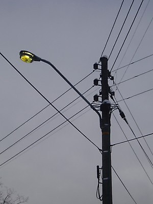 포토 JPG 해외이미지 도로 가로등 전구 하늘 조명 거리 서기 사람없음 빛 노란색 금속 힘 회색 에너지 램프 전화기 오브젝트 철사 돛대 평행 철강 해외202004 해외포토 공공시설 길 컬러 교통시설 모션 재질 파일형식 이미지허브