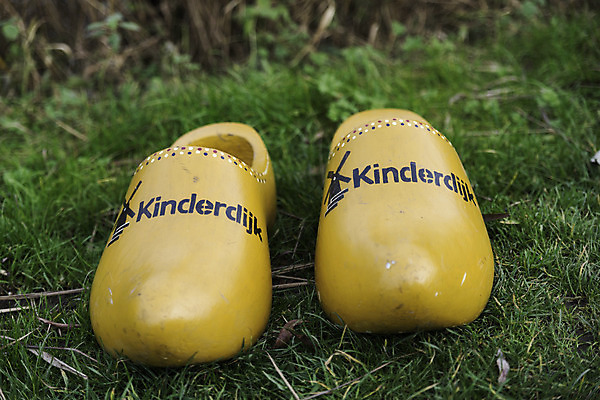 포토 JPG 해외이미지 전통 옷 유럽 문화 벽 여행 신발 벽돌 매달리기 작업복 사람없음 목재 장식 빨간색 노란색 골동품 흰색 쌍 그리기 역사 농부 상품 심볼 오브젝트 네덜란드 기념품 암스테르담 고립 구식 솜씨 옛날 해외202004 해외포토 나무 직업 나라 컬러 재료 모션 파일형식 이미지허브