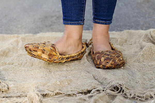 포토 JPG 해외이미지 도로 백그라운드 신발 표면 거리 슬리퍼 서기 사람없음 갈색 공연 시골 직물 비교 역사 삼베 복고 캔버스 섬유 자작나무 러시아인 전국 스타일 해외202004 해외포토 서양인 나무 길 컬러 컨셉 교통시설 모션 이벤트 파일형식 천_직물 이미지허브