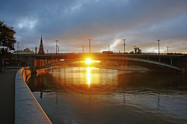 포토 JPG 해외이미지 구름 건축양식 하늘 아침 벽돌 사람없음 빨간색 빛 강 태양 반사 광선 바위 러시아 러시아인 모스크바 크렘린궁전 해외202004 해외포토 주간 자연요소 서양인 건축 유럽 컬러 궁전 돌_바위 크렘린 파일형식 이미지허브