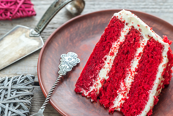 포토 JPG 해외이미지 포크 실내 근접촬영 사람없음 조각케이크 나무접시 나무배경 해외202004 레드벨벳 해외포토 식기 접시 뷰포인트 백그라운드 디저트 내부 케이크 파일형식 이미지허브